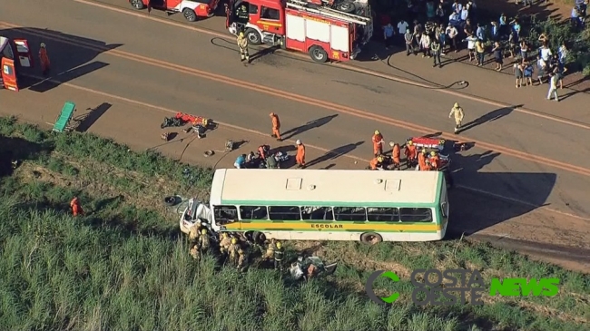 Acidente frontal entre carro e ônibus escolar deixa dois mortos e crianças feridas