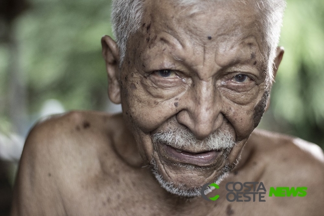 Irmãos de 84 e 86 anos são resgatados em meio a vermes, entulhos, com pouca comida e remédios vencidos 