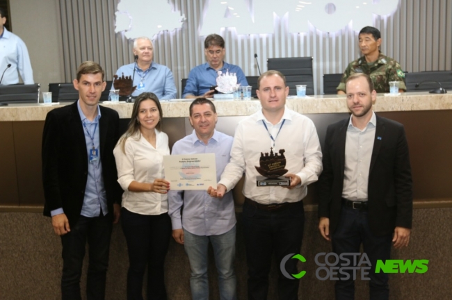 Santa Helena recebe homenagem do Sebrae e Amop por ações empreendedoras na Educação