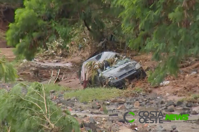 Mãe e filha morrem após carro ser arrastado por enxurrada