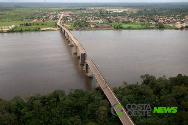 Trecho de ponte desaba e dois veículos caem no rio