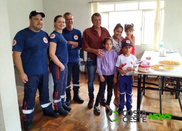 Equipe do SAMU de São Miguel recebe homenagem de família após salvar menino de 7 anos