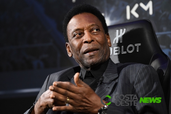 Pelé é internado novamente logo após retorno ao Brasil