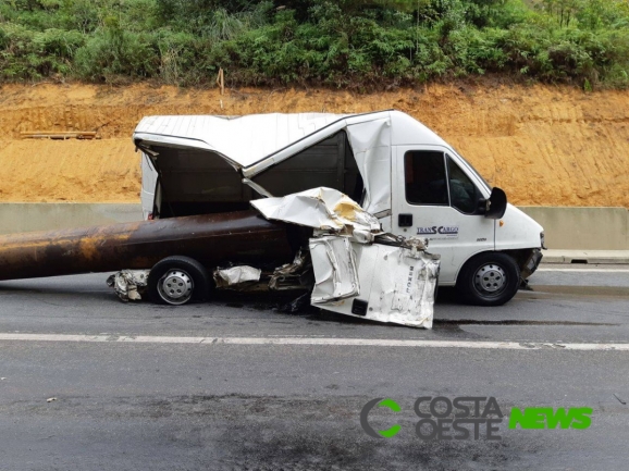 Caminhão sem freio atinge três caminhões e tubo metálico cai sobre Van