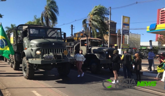 Caminhões utilizados em ato pró-Bolsonaro em Foz do Iguaçu não pertenciam ao Exército