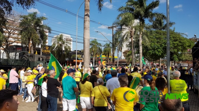 Manifestantes vão às ruas em Foz em favor de Sérgio Moro, Bolsonaro e Lava-Jato