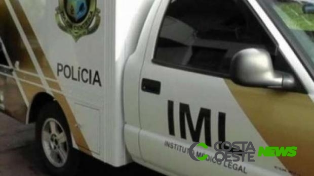 Adolescente na carroceria de caminhonete morre em capotamento