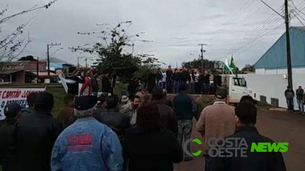 Produtores de leite das regiões Oeste e Sudoeste fazem manifestação