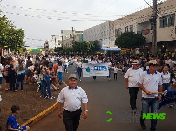 Milhares de são-miguelenses acompanham desfile de 7 de setembro