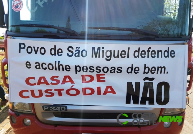 Moradores de São Miguel fazem manifestação contra instalação de Casa de Custódia 