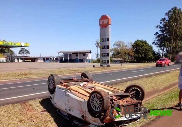 Carro sai da pista e capota na BR-277 em São Miguel do Iguaçu