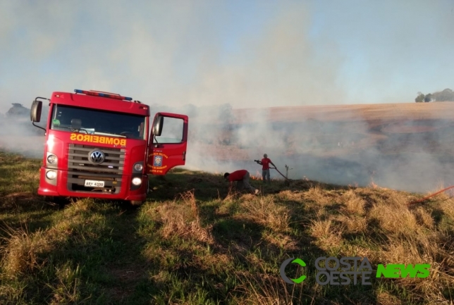 Bombeiros combatem incêndio ambiental em área rural de São Miguel