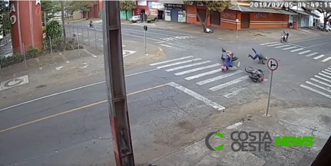 Vídeo mostra batida entre motos em cruzamento de Foz do Iguaçu