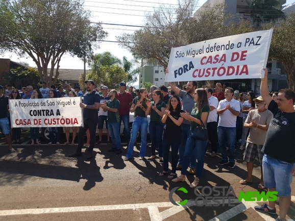 Manifestação frente ao Fórum de São Miguel do Iguaçu contra a instalação da Casa de Custódia