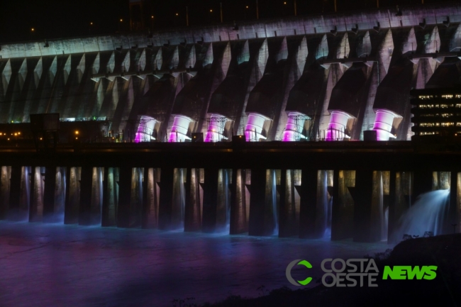 Barragem de Itaipu ganha cores do Outubro Rosa, nesta sexta-feira (4)