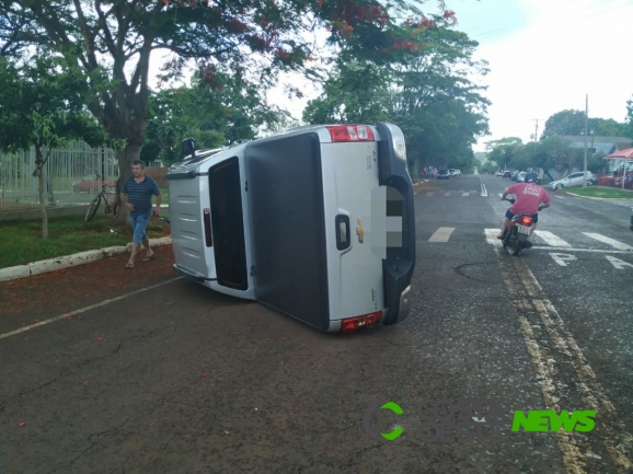 Camionete tomba após colisão próximo a Praça da Criança em Santa Helena