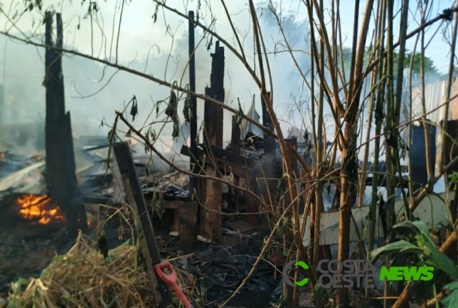 Incêndio destrói três casas em São Miguel do Iguaçu