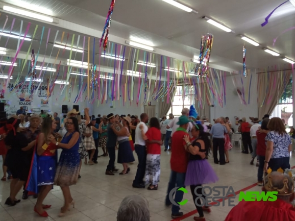 Baile de Carnaval anima grupo da Melhor Idade em Guaíra