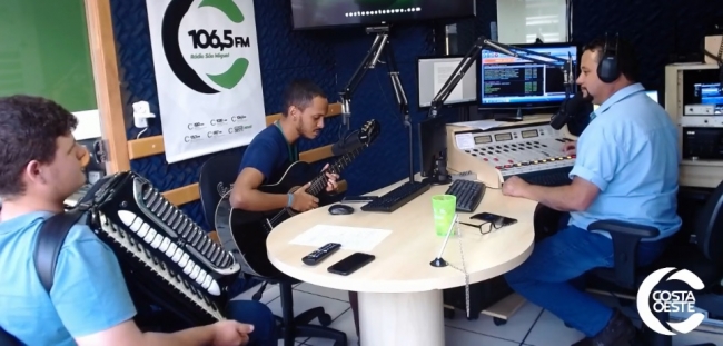 Trabalhadores são homenageados com programação especial na Costa Oeste FM 