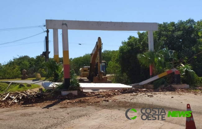  Caminhão carregado com máquina colide em pórtico na entrada de Aurora do Iguaçu, em São Miguel