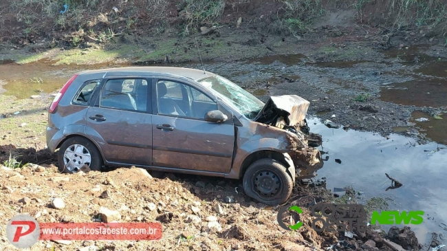 Veículo cai em valeta após saída de pista em São Miguel do Iguaçu