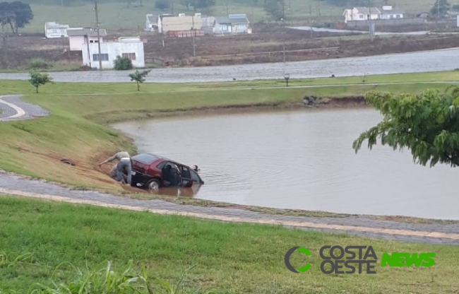 Motorista perde controle e veículo cai no Lago Municipal de São Miguel do Iguaçu