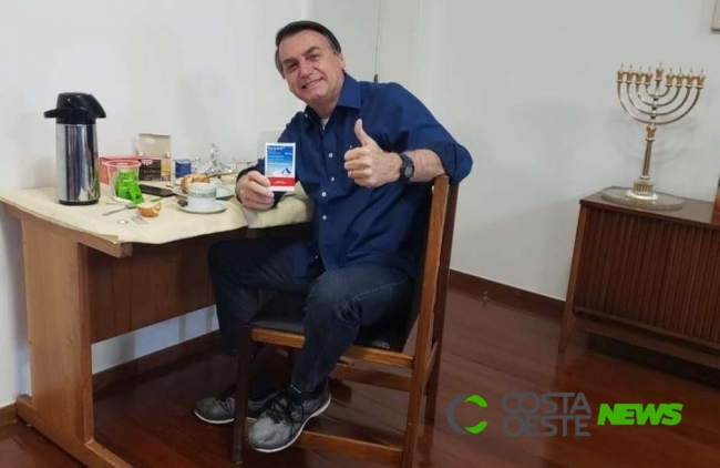 Bolsonaro exibe cloroquina e diz que novo teste de Covid-19 deu negativo