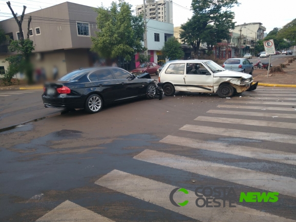 Colisão entre Uno e BMW é registrada no centro de São Miguel