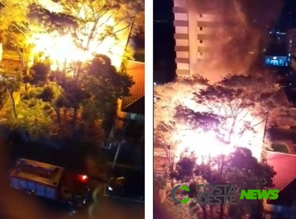 Incêndio destrói casa no centro de Foz do Iguaçu