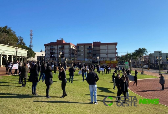 Comerciantes fazem protesto contra o fechamento do comércio em Medianeira e São Miguel