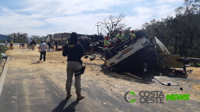 Motorista de carreta com soja morre após tombamento na BR-277, em Morretes