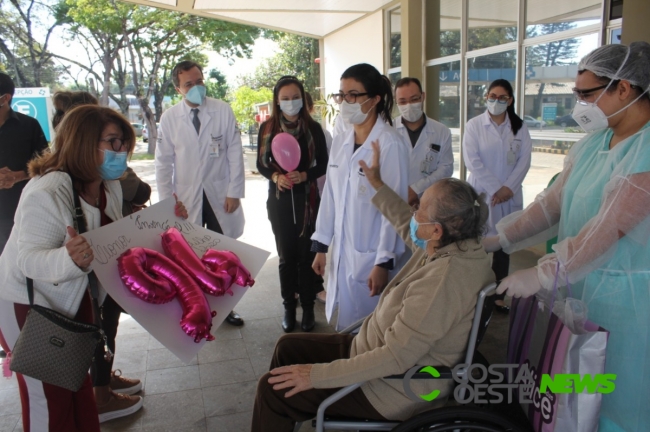 HMCC: paciente de 94 anos recuperada da covid-19 recebe alta, em Foz