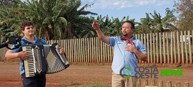 Locutor da Rede Costa Oeste esbanja talento na trova; Dia do Trovador é comemorado neste sábado (18) 