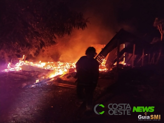 Casa é totalmente destruída em incêndio no interior de São Miguel do Iguaçu