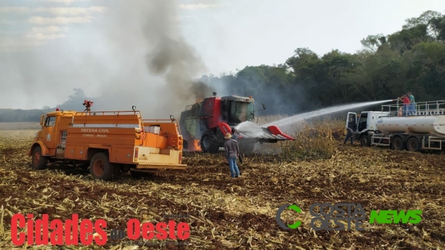 Colheitadeira pega fogo e é praticamente consumida pelas chamas no interior de Missal