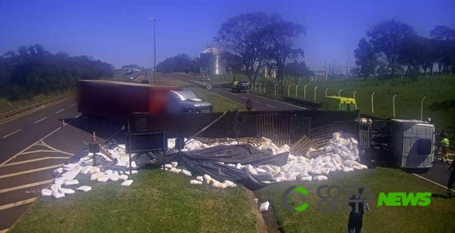 Carreta carregada com sacos de farinha tomba na BR-277, em Céu Azul