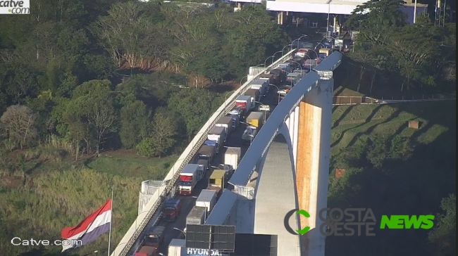 Caminhoneiros ameaçam greve em Foz contra demora de despachos na fronteira