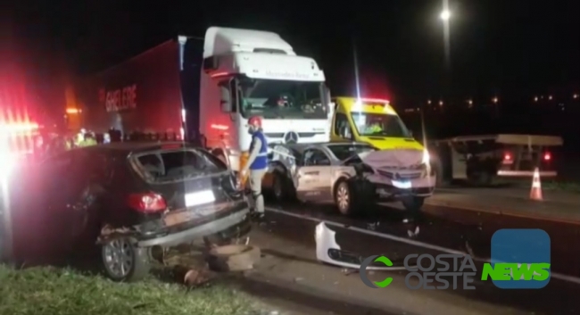 Engavetamento envolve carreta e vários veículos na BR-277, em Cascavel