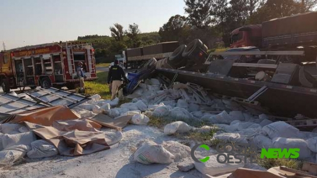 Motorista morre em grave capotamento de carreta na BR 467 entre Cascavel e Toledo