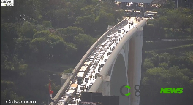 Paraguai libera trânsito 24 horas e tráfego de pedestres na Ponte da Amizade