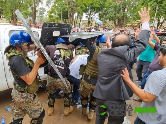 Lojistas paraguaios expulsam fiscais de Ciudad del Este que queriam apreender roupas