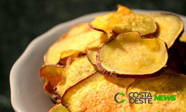 Chips de batata doce na Air Fryer e no forno