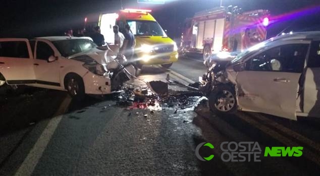 Ford Ka e Sandero colidem frontamente na BR-277 em Céu Azul