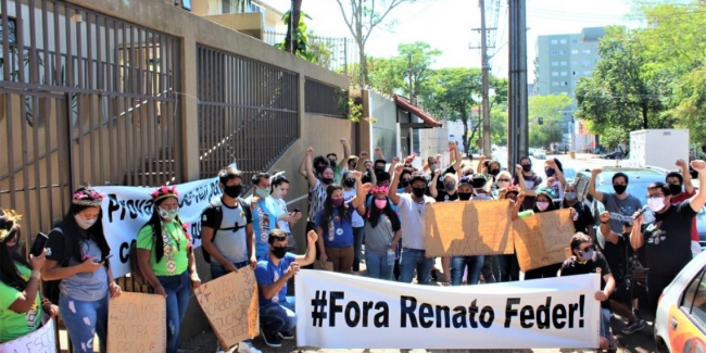 Professores e funcionários protestam nesta terça no NRE de Foz em defesa da educação pública