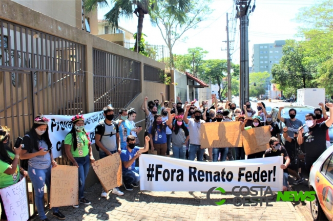 Educadores protestam no NRE de Foz contra critérios excludentes para seleção de servidores temporários