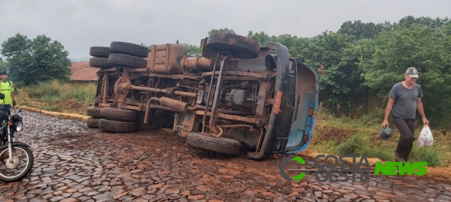 Caminhão caçamba tomba no interior de São Roque em Santa Helena