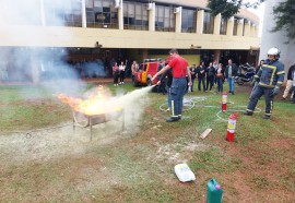 Treinamento de primeiros socorros e combate a incêndio