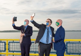 Embaixadores fazem "selfies" em frente ao reservatório da usina. Foto: Rubens Fraulini/Itaipu Binacional