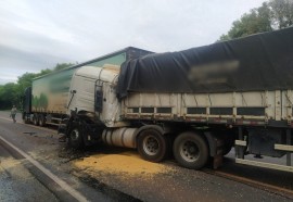 Caminhão fica destruído após violenta batida na BR-163 em Mercedes