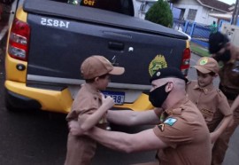 Policiais militares de Missal entregam farda infantil para crianças